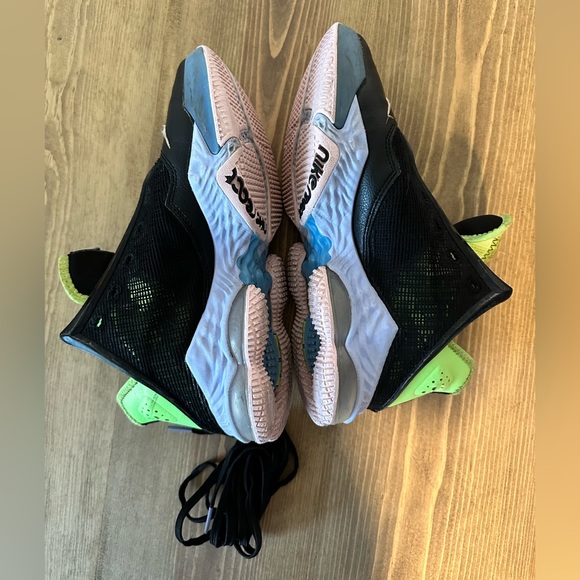 Nike LeBron 19 Low Basketball Shoes - Picture 8 of 9